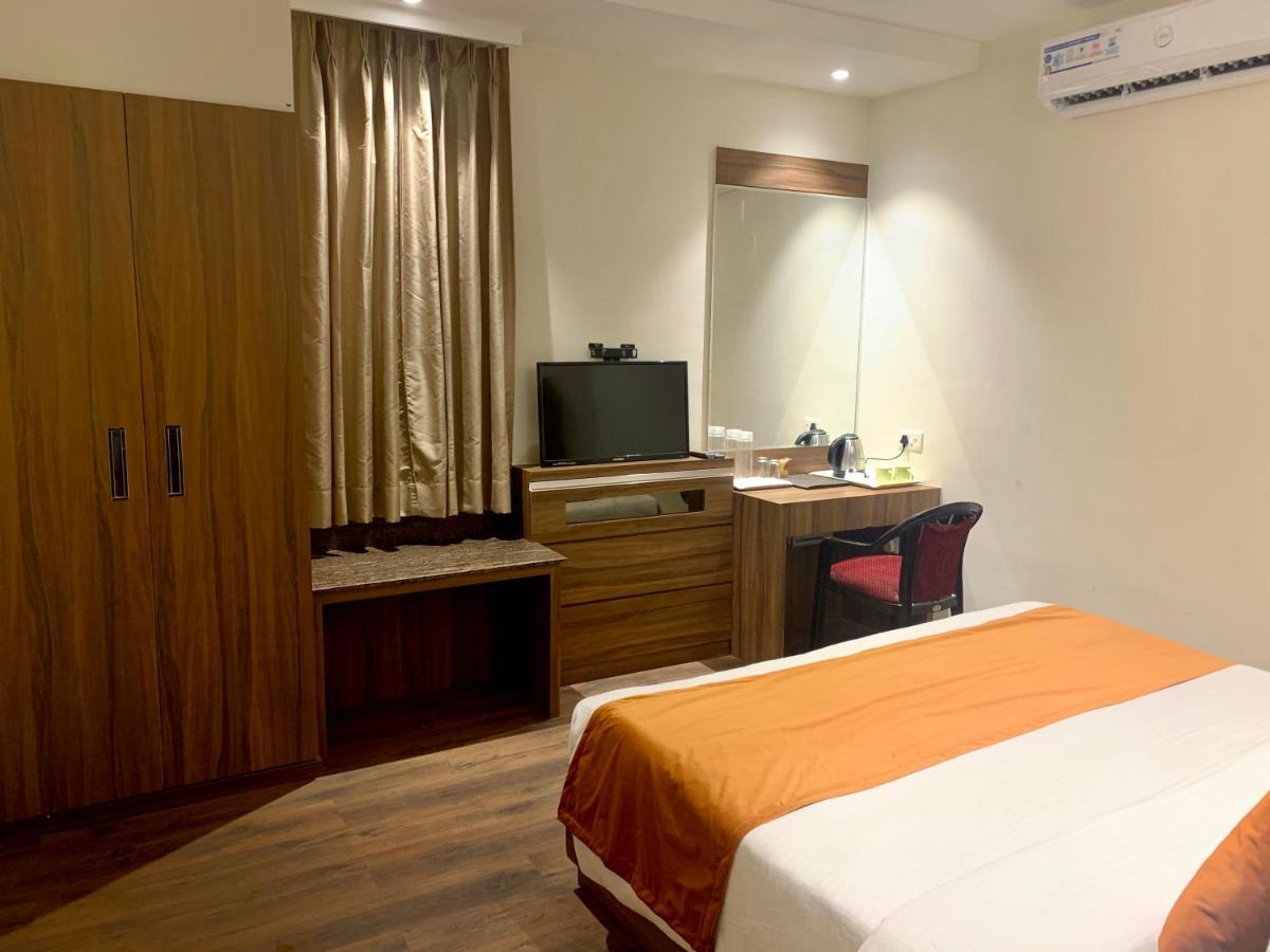 Hotel Amber Rudrapur Екстер'єр фото