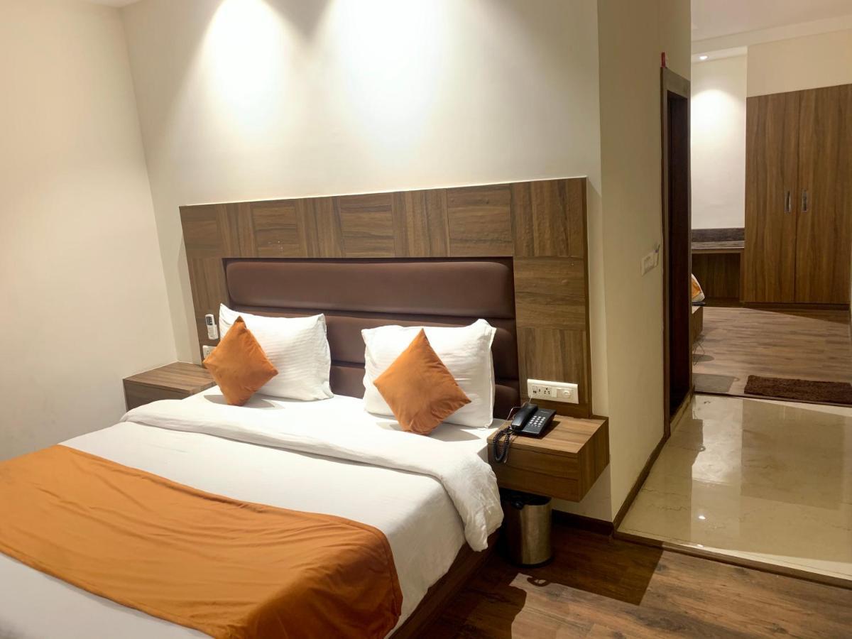Hotel Amber Rudrapur Екстер'єр фото