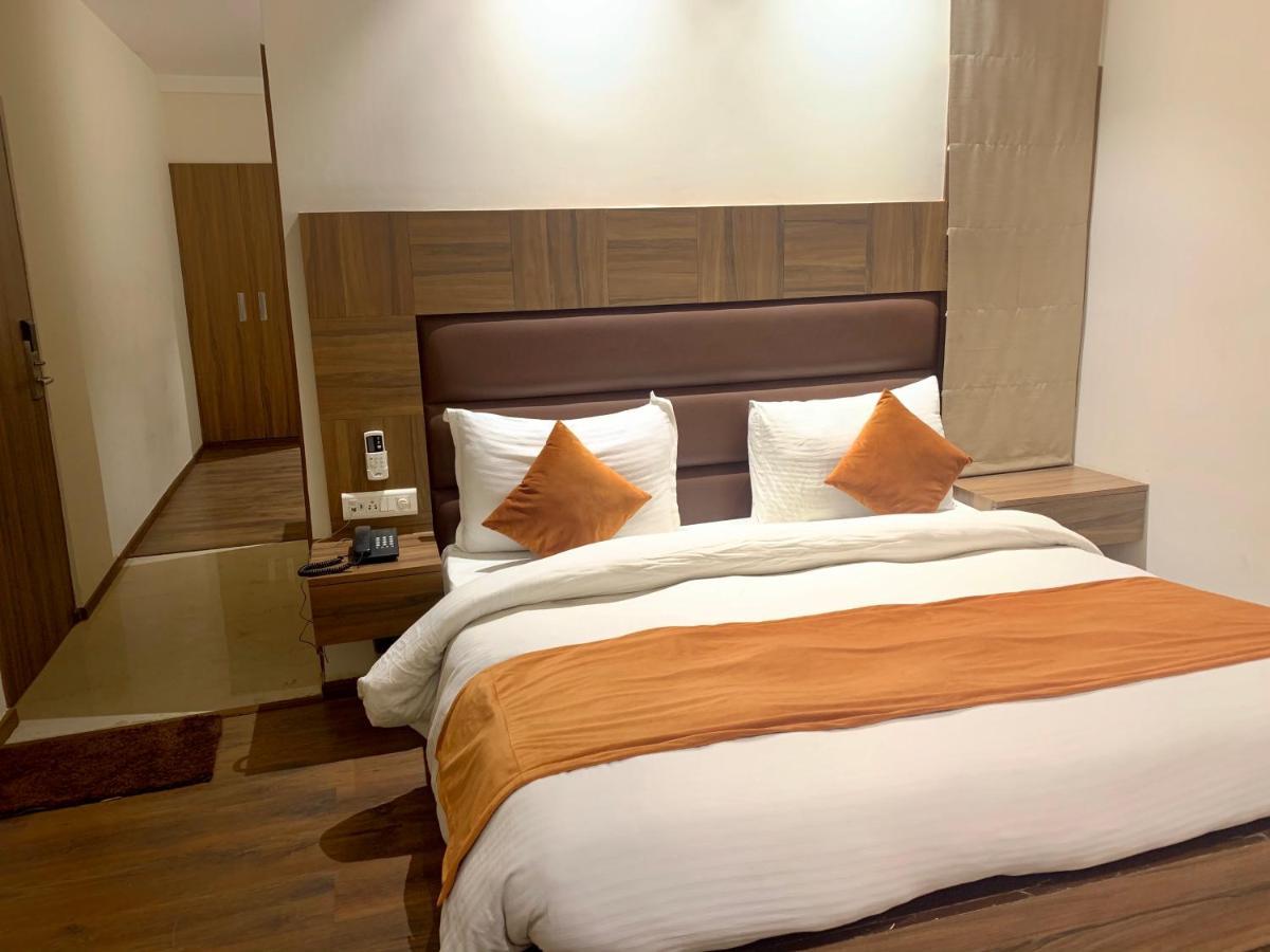 Hotel Amber Rudrapur Екстер'єр фото