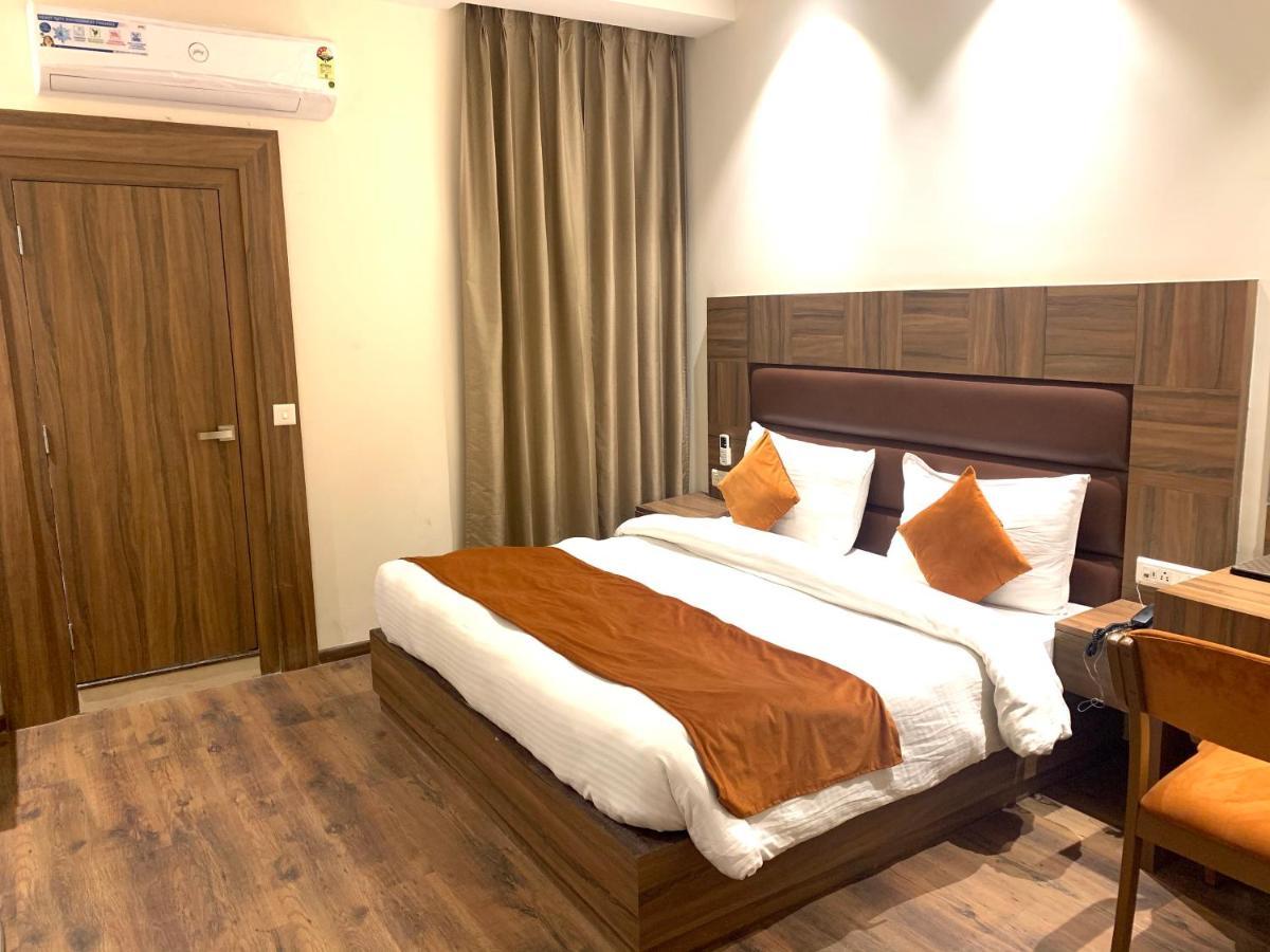 Hotel Amber Rudrapur Екстер'єр фото